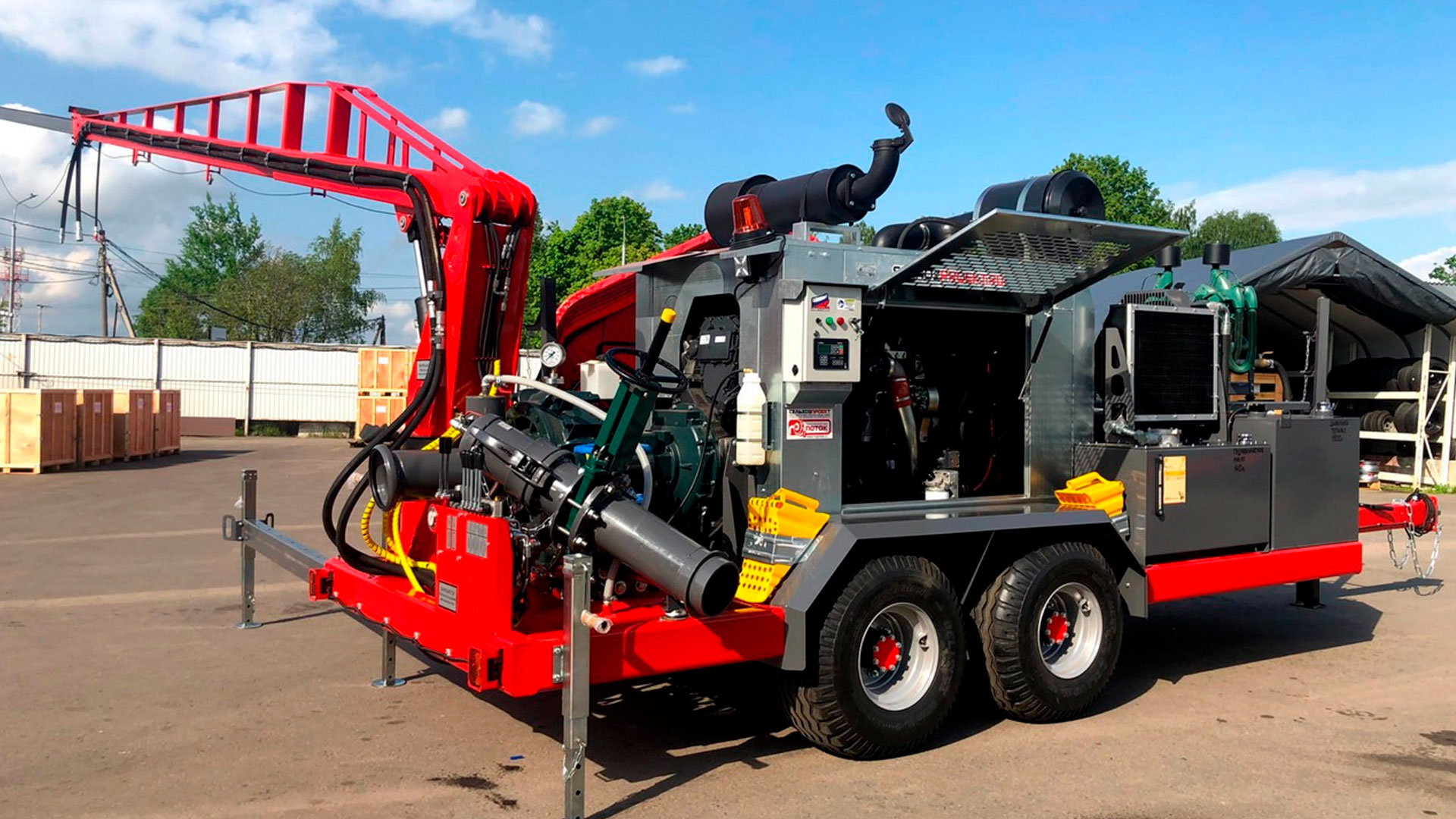 Насосная станция со стрелой лебедкой и погружным насосом